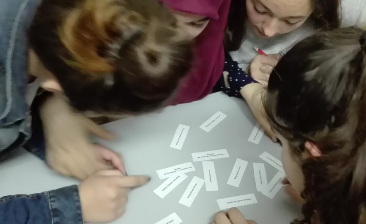 Φροντιστήριο ή ιδιαίτερο; Τα παιδιά μαθαίνουν καλύτερα όταν μαθαίνουν με παρέα